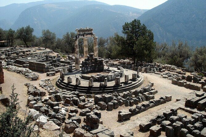 3 Day Private Tour in Olympia, Delphi & Monasteries of Meteora - Day 2: Delphi museum and Apollo sights, Arachova’s mountain village time, then Meteora at sunset