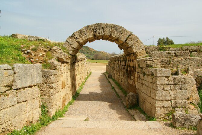 4day Spanish tour in Epidaurus Mycenae Olympia Delphi and Meteora - Guides make the difference: the Spanish team that powers the story