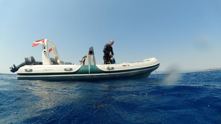 Athens: Adventure Dives in Nea Makri for Certified Divers - What the instructor does during the underwater time (beyond just pointing)