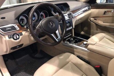 Athens center to Athens airport - Inside the Car: Air Conditioning, Wi‑Fi, Water, and Charging