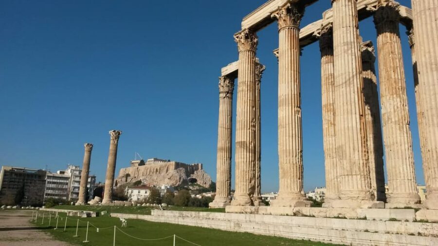 Athens Private Walking Tour in Spanish - Meeting up in central Athens with the teal Paseando por Europa flag