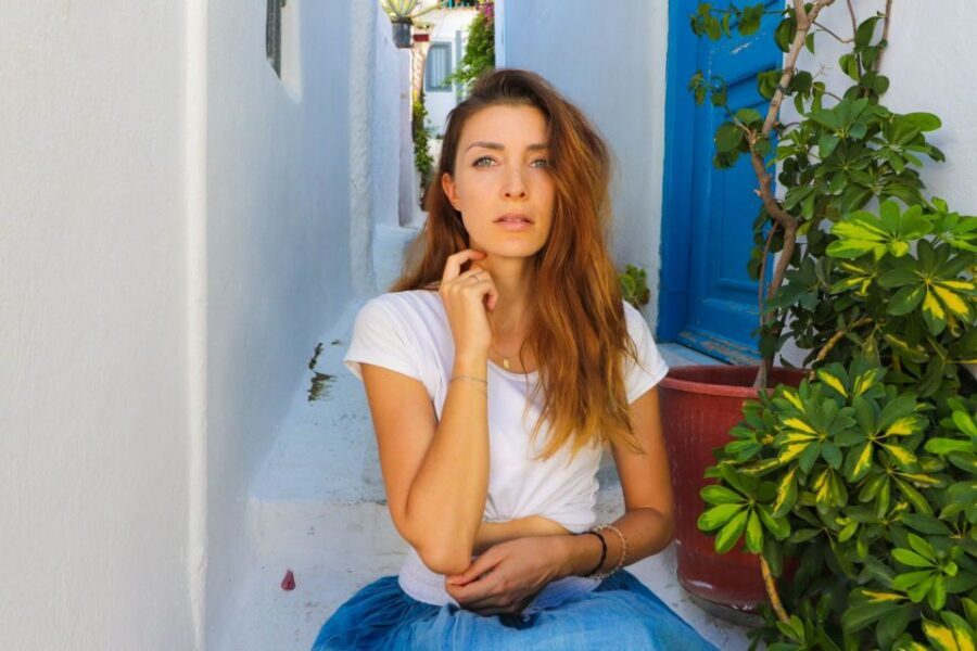 Athens: Professional photoshoot at Anafiotika Village - What Happens During the 15–45 Minute Session