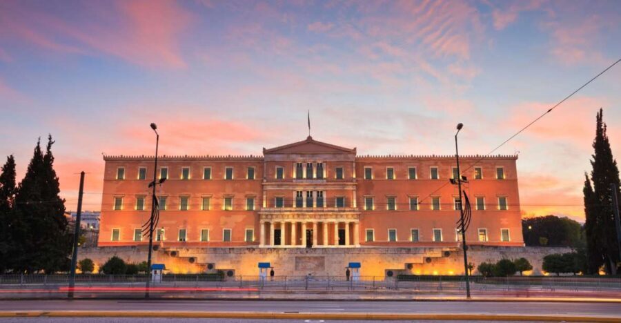 Athens: Self-Guided Audio City Tour, The city of myths - Starting at Syntagma Square: why this opening works