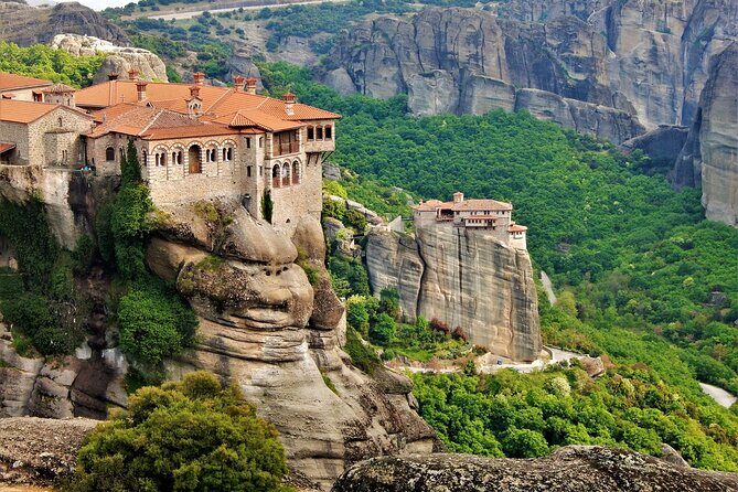 Athens to Meteora DayTrip by Train in Spanish language - Local Agency - The Spanish-speaking guide: how it improves the day