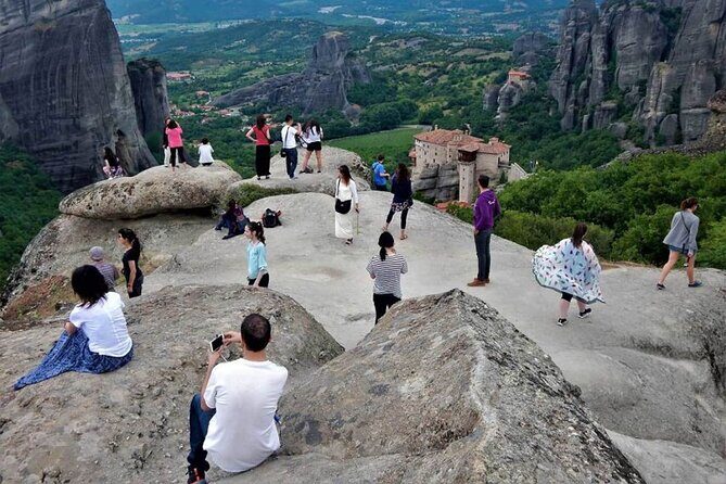 Athens to Meteora DayTrip by Train in Spanish language - Local Agency - Photo stops, local angles, and pacing that doesn’t feel chaotic