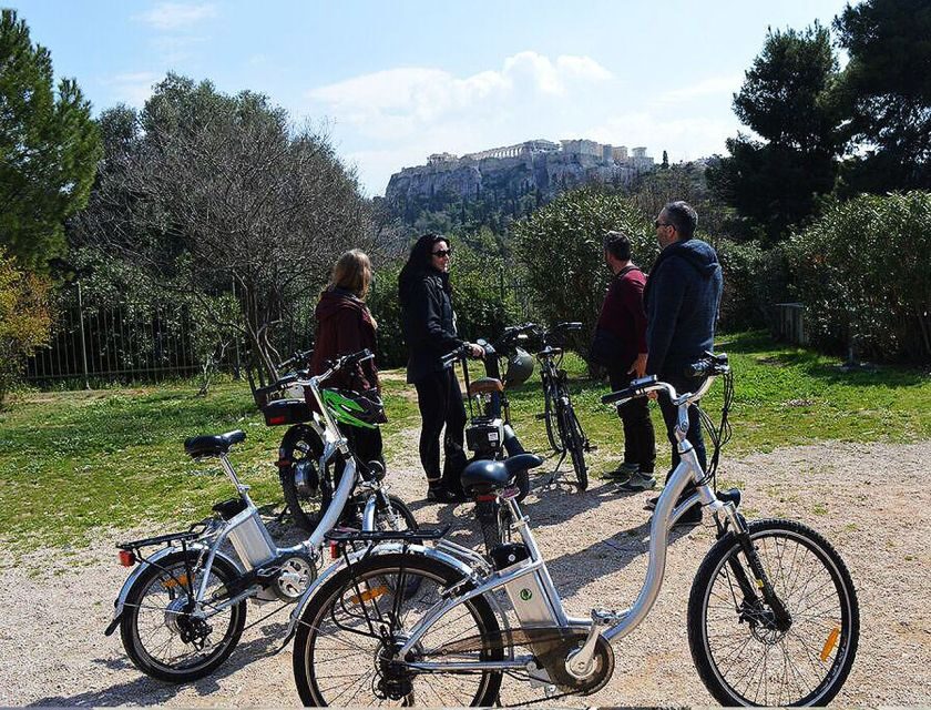 Athens tour with electric bicycle - Parliament and the Tomb of the Unknown Soldier: a solemn pause on wheels
