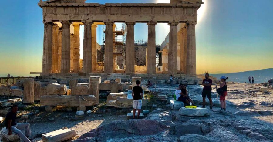 Athens:Acropolis - Historical Center Walking Tour in Spanish - Propylaea, Temple of Athena Nike, and the Caryatids Up Close