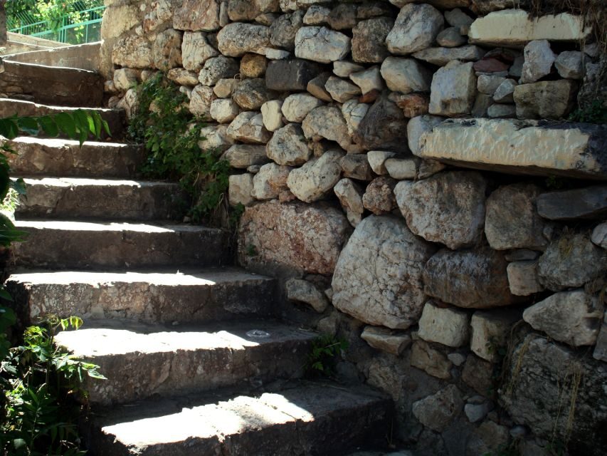 Cats of Athens: Self-Guided Mobile Tour in Plaka - Starting at Anafiotika: Whitewashed Lanes and Sunlight on Fur