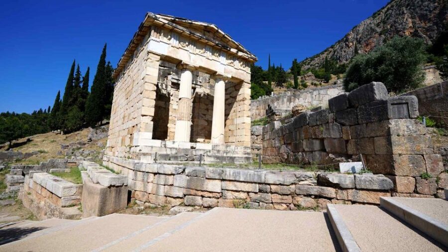 Delphi: Audiovisual self-guided tour with 3D models - Charioteer of Delphi and the Sphinx of Naxos: art you can understand faster