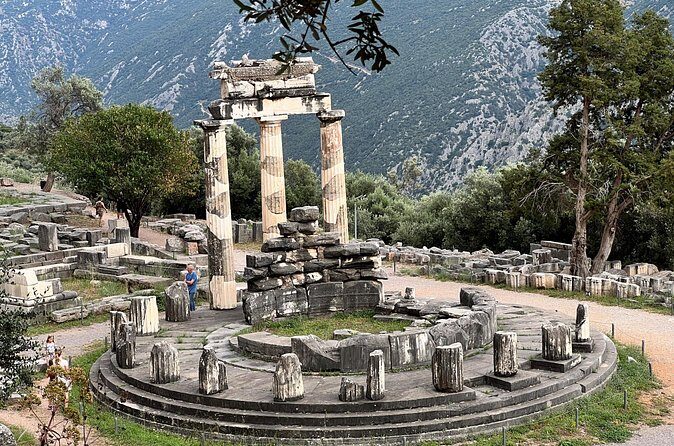 Delphi Historical Private Guided Tour & Thermopylae Hot Springs - Stop 4: A Real Lunch Break in Delphi Town (Food, Views, and Time Back)