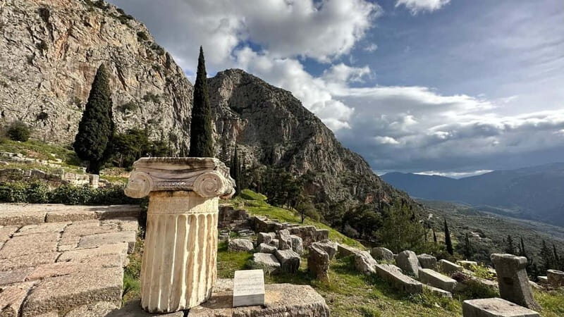 Delphi Navel Of Earth Hosios Loukas Full Day Private Tour - Arachova: the iconic Mainland village break