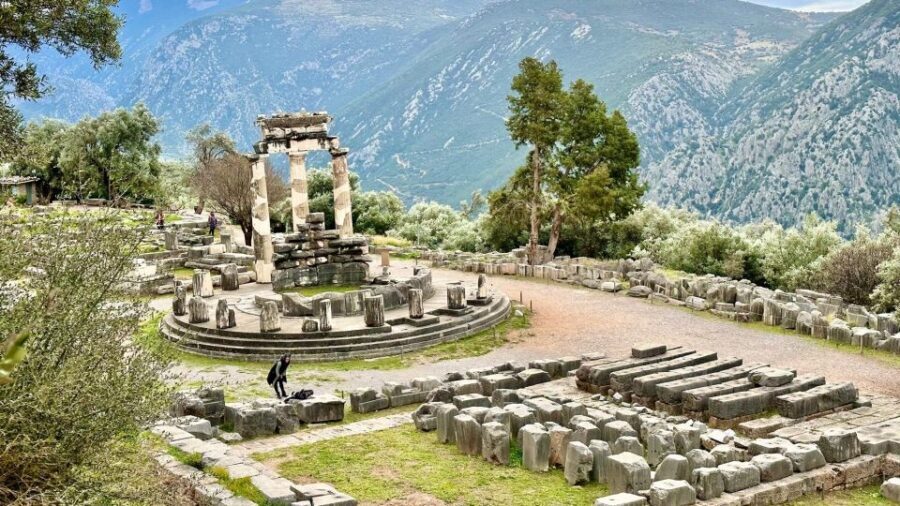Delphi Navel Of Earth Hosios Loukas Full Day Private Tour - Lunch at a Greek taverna: plan for the cost