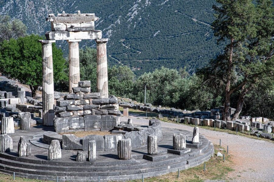 Delphi Skip-The-Line Private Tour - Expert Guide - Where the tour starts: Delphi Archaeological Museum basics