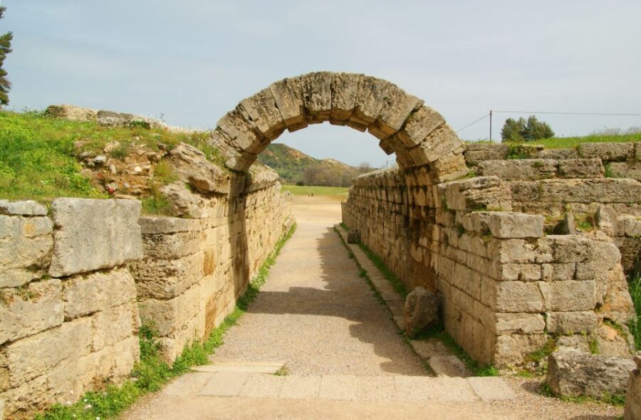 From Athens: 4-Day Peloponnese, Delphi, and Meteora Tour - Day 3: Delphi archaeological site, the Oracle of Apollo, and Meteora arrival