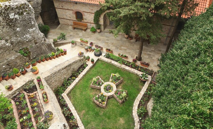 From Athens: Meteora Full-Day Trip with Guide on Luxury Bus - The road out to Meteora: Atalanti and Sofades break the drive