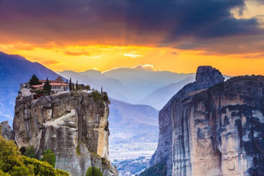 From Athens: Private Day Tour to Meteora and Thermopylae - Kalampaka lunch and the long but smooth return to Athens