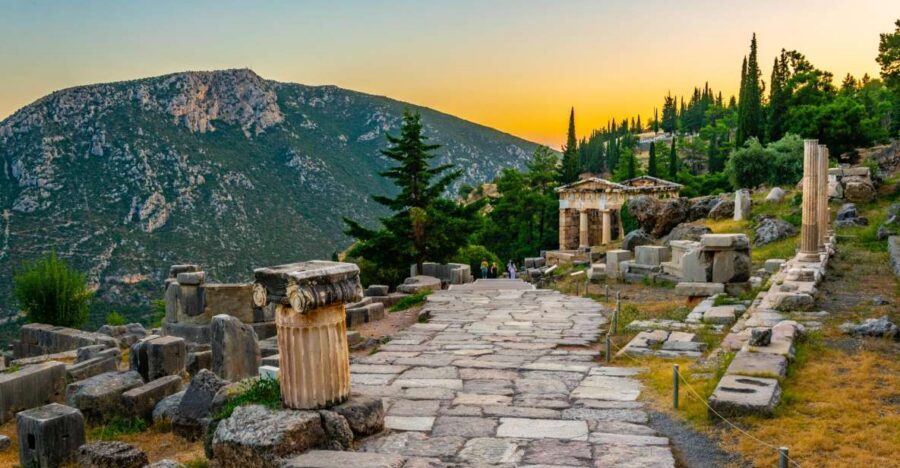 From Athens: Temple of Apollo and Oracle Delphi Day Trip - The drive through Boeotia and Thebes: more than just highway time