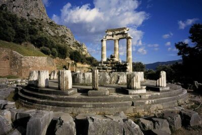 "Full day in Delphi/Livadia: Live the myths" - Livadia (Levadia): A Calm Start With Castles, an Underground Oracle, and Quick Bites