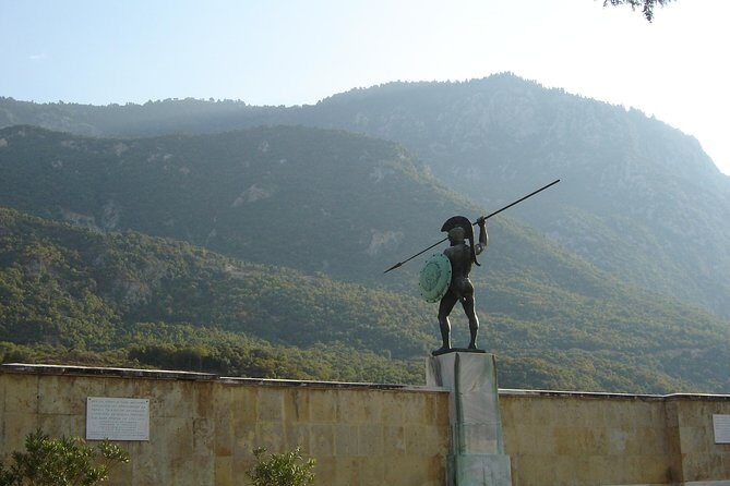 Full Day Tour to Meteora and Thermopylae Including Dinner - The chauffeur-guide setup: English driving plus local guiding (not licensed inside)