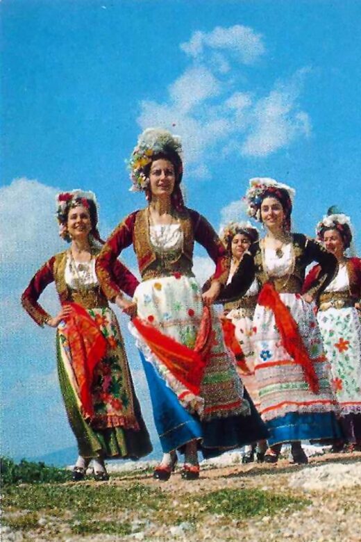 Greek dance lessons - The 1.5-hour class flow: what you’ll do once you arrive