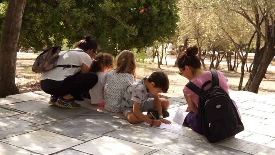 Greek Mythology for Kids: Private Tour - The kid myth kit: booklet, board game, and a real souvenir medal