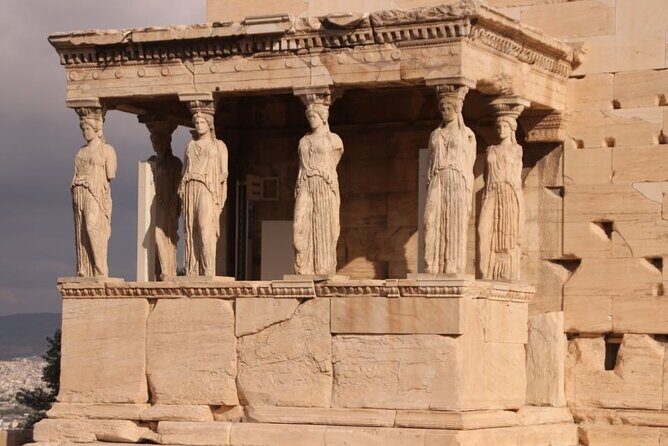 Guided Walking Tour of the Acropolis in Athens in Spanish - The southeast start: a smarter way to approach the Acropolis