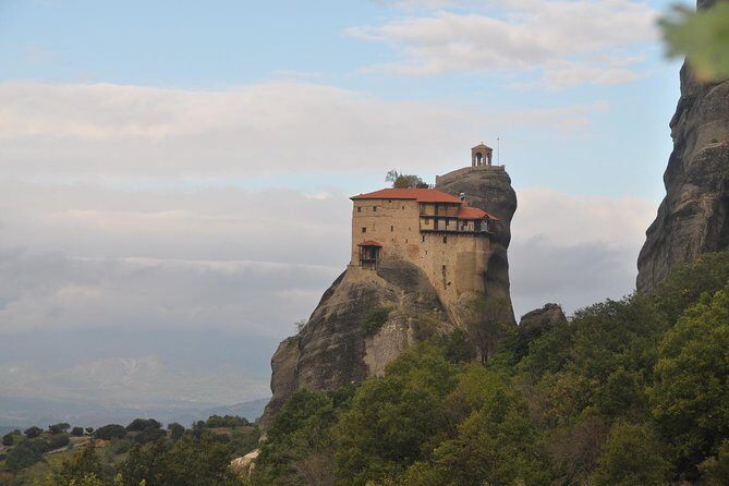 Hiking in magnificent Meteora - Crossing the huge rocks by way of forest and footpaths