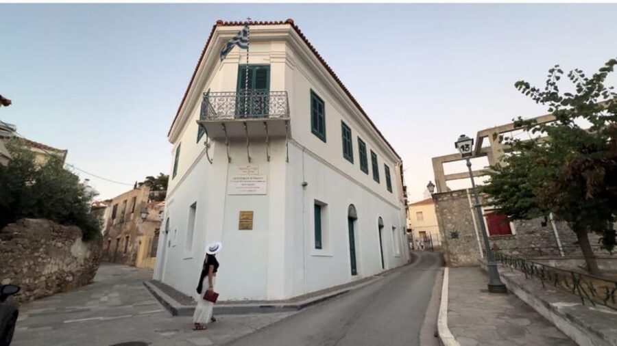 Kalamata : Historical Gossip Tour - Guide energy: why Tina and Photina-style storytelling keeps winning
