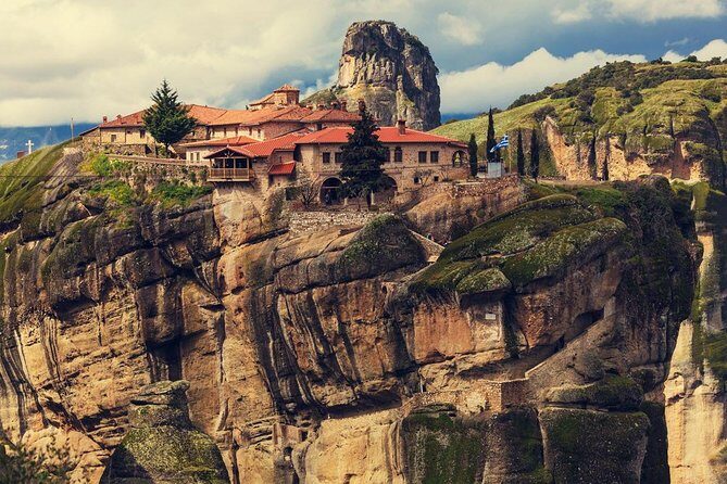Mercedes Private Tour to Meteora, Delphi and Thermopylae - Meteora monasteries: 400-meter cliffs and real spiritual quiet