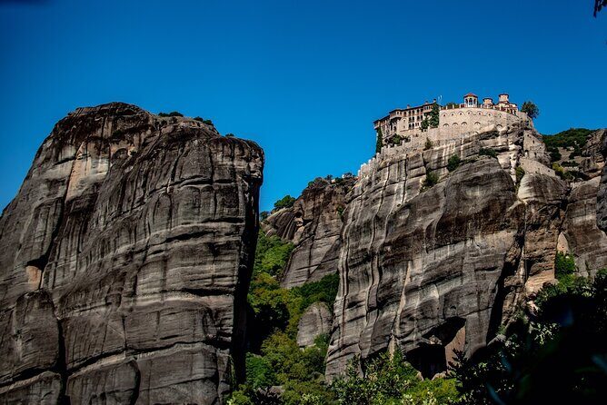 Meteora daytrip private tour for groups from Athens - Kalambaka lunch stop: good food, local products, and a breather