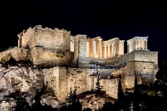 Night Tour of the City of Athens with Guide in Spanish - Syntagma Square and the Hellenic Parliament: Power, Constitution, and Night Lighting