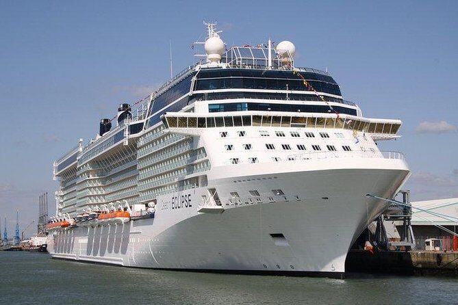 Port of Piraeus to Athens City Centre - The Mercedes experience: comfort plus “keep moving” support
