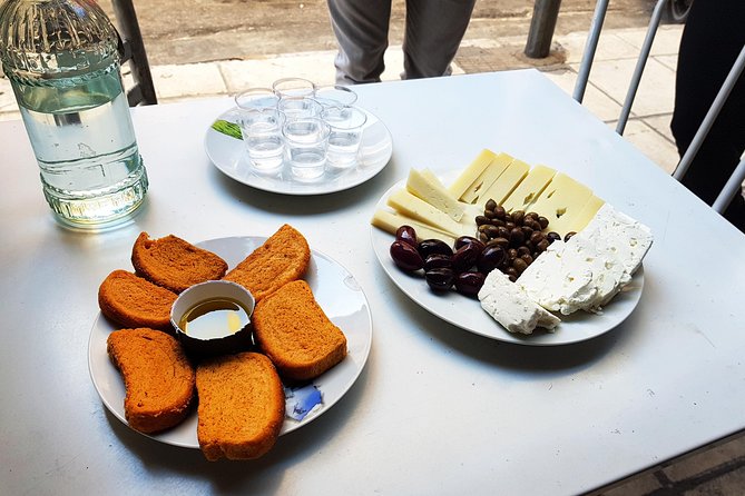 The Vegetarian food tasting tour - Plaka and Plateia Syntagmatos: tasting while you orient yourself