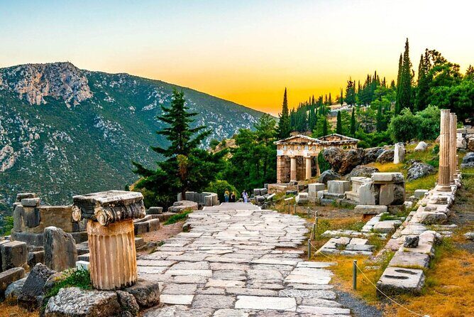 Visit Delphi the famous oracle! Explore the mysteries of the ancient world! - Modern Delphi town: where you can pause after the ruins